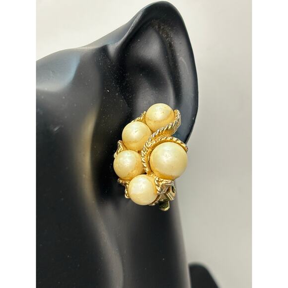 Vintage Faux Pearl Cluster Gold Tone Clip On Earrings Costume Jewelry - Picture 1 of 6